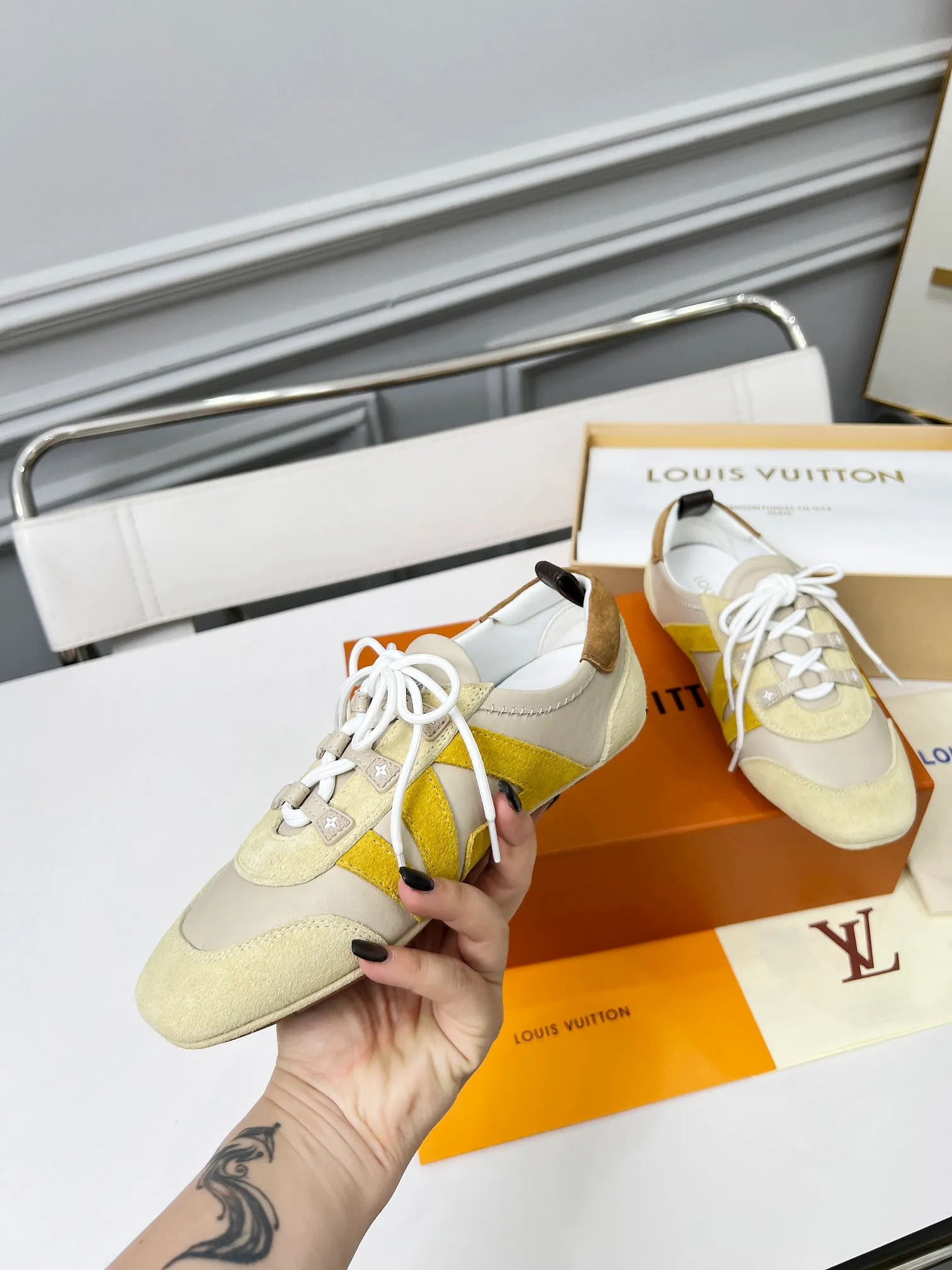 👟👟Ex-factory price 600👟👟 LV Sneakerina ballet-style sneakers are made of soft sheepskin and suede cow leather trimmings, and Monogram canvas is used to write the LV letters on the side, combining the light structure of ballet shoes with the comfortable texture of sneakers. Sacchetto craftsmanship and an injection-molded outsole complete the package, allowing for flexibility in a variety of looks. Code number: 35~41, colors are being updated...